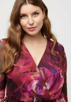 Ulla Popken DOPPELLAGIG BLÜTEN V AUSSCHNITT - Sukienka Letnia - Magenta -Ulla Popken 02ec952513ec42898955df0679938254