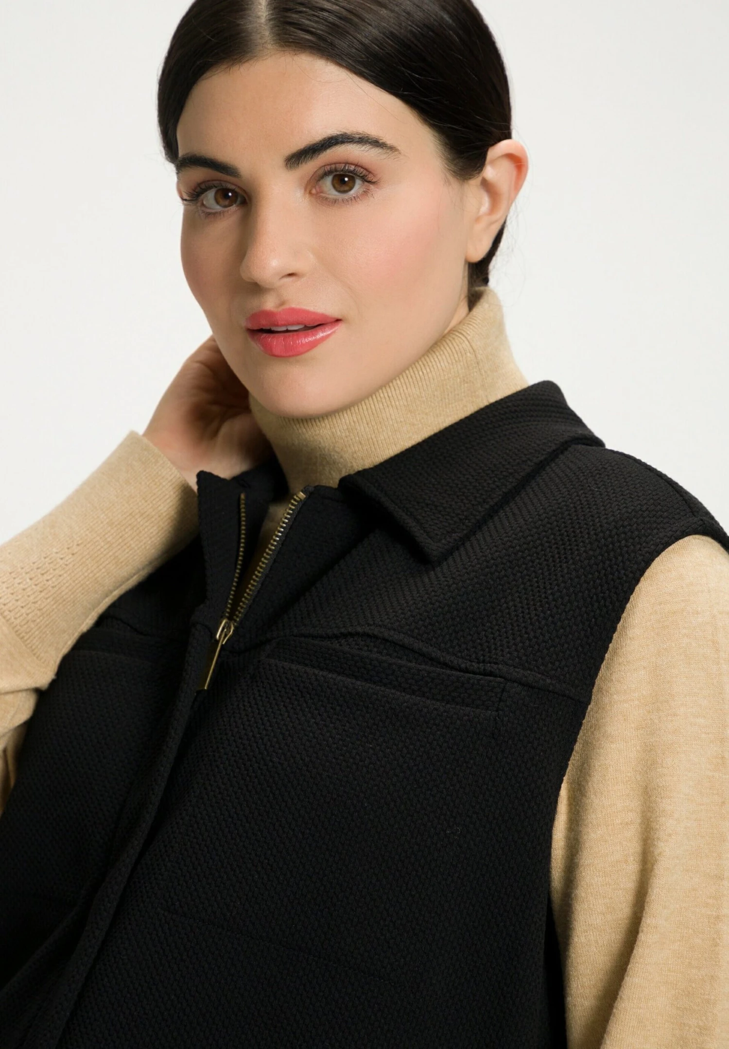 Ulla Popken SWEATWESTE, STRUKTUR, HEMDKRAGEN, ÄRMELLOS - Kamizelka - Schwarz 5 Ulla Popken SWEATWESTE, STRUKTUR, HEMDKRAGEN, ÄRMELLOS - Kamizelka - Schwarz - obrazek 3