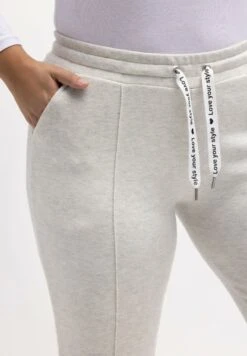 Ulla Popken VISGRAATDESSIN, BIES, ELASTISCHE BAND - Spodnie Treningowe - Lichtgrijs Mélange 9 Ulla Popken VISGRAATDESSIN, BIES, ELASTISCHE BAND - Spodnie Treningowe - Lichtgrijs Mélange -Ulla Popken 05098d7d9df44e6cb49c663676368713