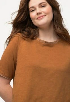 Ulla Popken SURPIQÛRES COL ROND ET MANCHES COURTES - T-shirt Basic - Noisette -Ulla Popken 1962956b052b471bb7f72a1c7ff9ce16