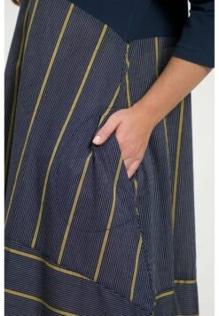 Ulla Popken Sukienka Letnia - Marine -Ulla Popken 367d8d68774c4af69bda0bec704ed831