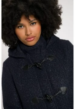 Ulla Popken Krótki Płaszcz - Night Blue -Ulla Popken 489faaa280ab4ccd8bc775e658a1b0e0