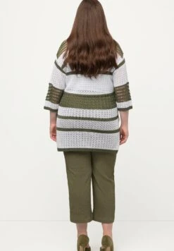 Ulla Popken TUNIQUE RAYÉE COL EN V MANCHES 3/4. - Sweter - Vert Naturel -Ulla Popken 4ea98bc989754047a990c38e581343e9