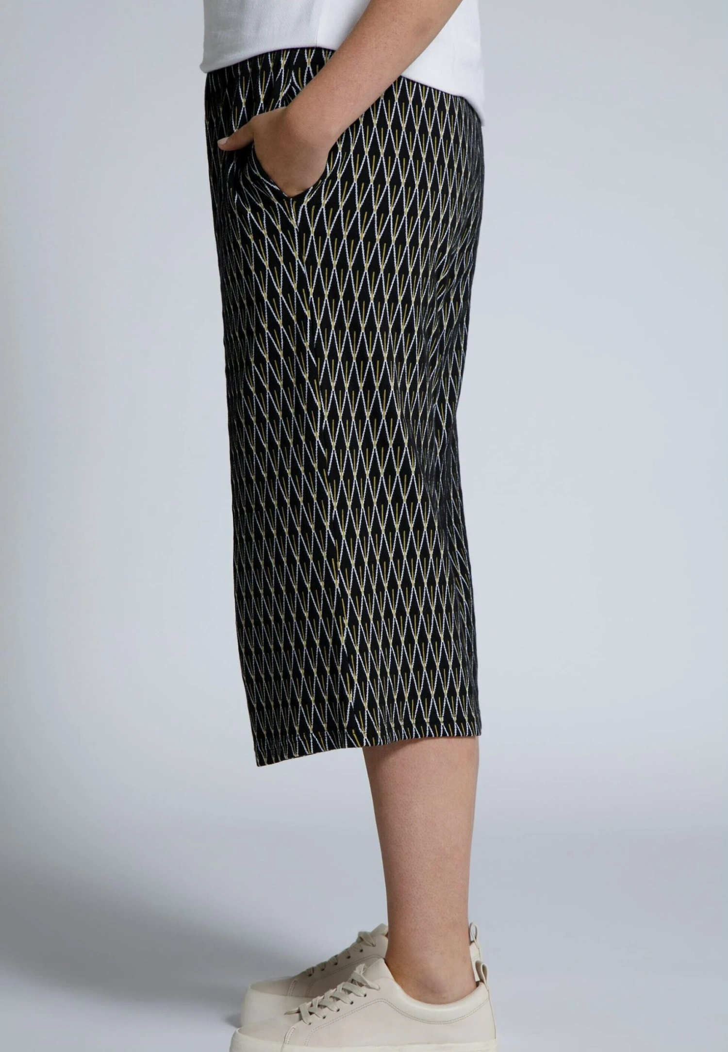 Ulla Popken Szorty - Schwarz 4 Ulla Popken Szorty - Schwarz - obrazek 3