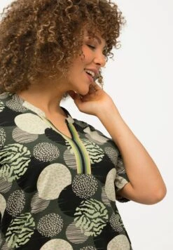 Ulla Popken MOTIF CERCLES COL TUNISIEN MANCHES COURTES - Bluzka - Kaki -Ulla Popken 5a8e5f423e904cd6a1f14482fd502ea2