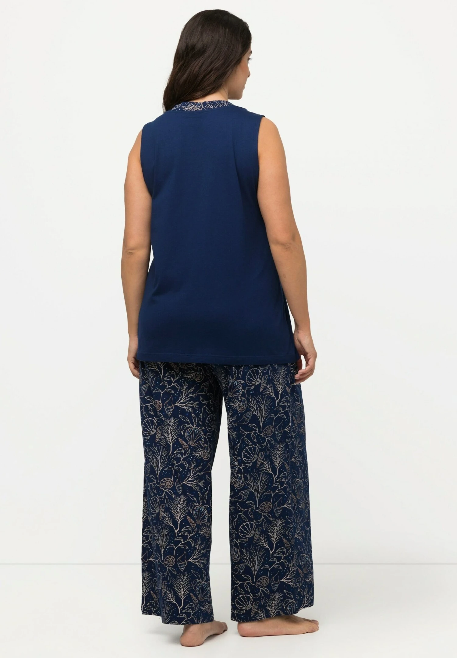 Ulla Popken SET SCHELPEN V-HALS WIJDE PIJPEN MOUWLOOS - Piżama - Inkt 5 Ulla Popken SET SCHELPEN V-HALS WIJDE PIJPEN MOUWLOOS - Piżama - Inkt - obrazek 3