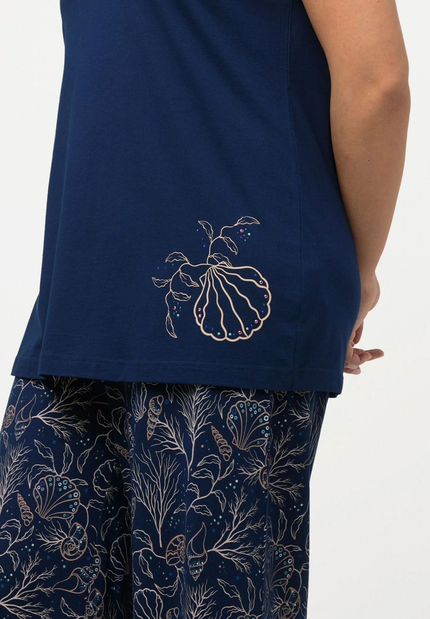 Ulla Popken SET SCHELPEN V-HALS WIJDE PIJPEN MOUWLOOS - Piżama - Inkt 6 Ulla Popken SET SCHELPEN V-HALS WIJDE PIJPEN MOUWLOOS - Piżama - Inkt - obrazek 4