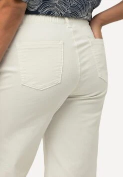 Ulla Popken Szorty - Off White -Ulla Popken 6d7dac46ac024f479742079ea95a45fa