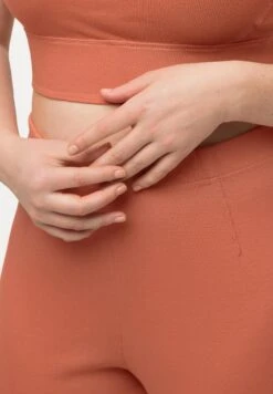 Ulla Popken Szorty - Koralle -Ulla Popken 727d41c557b14e0689ce7417eae22c87