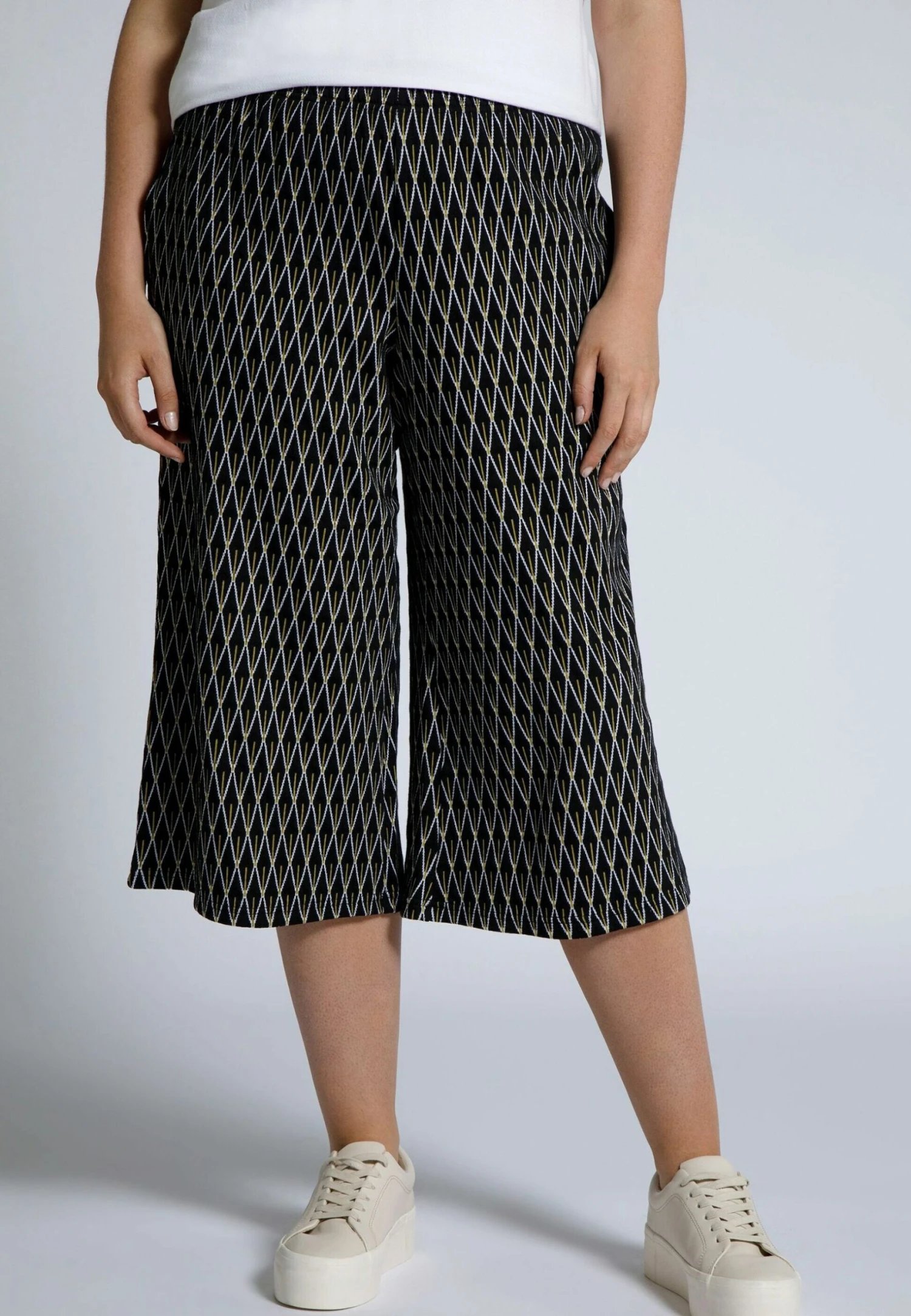 Ulla Popken Szorty - Schwarz 2 Ulla Popken Szorty - Schwarz