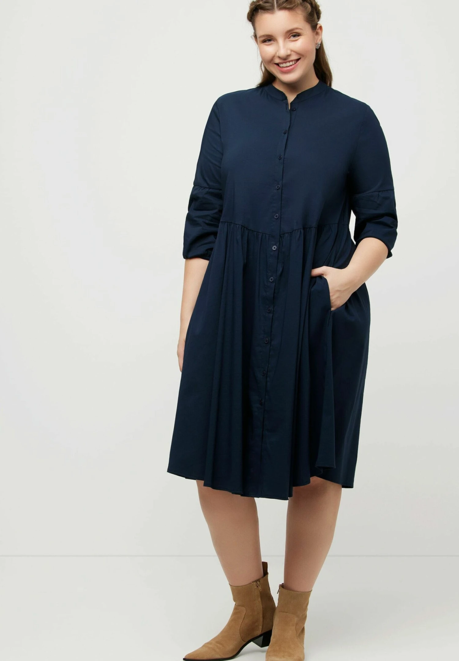 Ulla Popken COL MONTANT MANCHES 3/4 - Sukienka Koszulowa - Marine 4 Ulla Popken COL MONTANT MANCHES 3/4 - Sukienka Koszulowa - Marine - obrazek 2