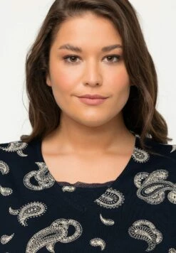 Ulla Popken DE NUIT MOTIF CACHEMIRE À COL EN V MANCHES COURTES ET C - Koszula Nocna - Marine -Ulla Popken 927c79a0e7bb4d73adc6c576d0ed96b0