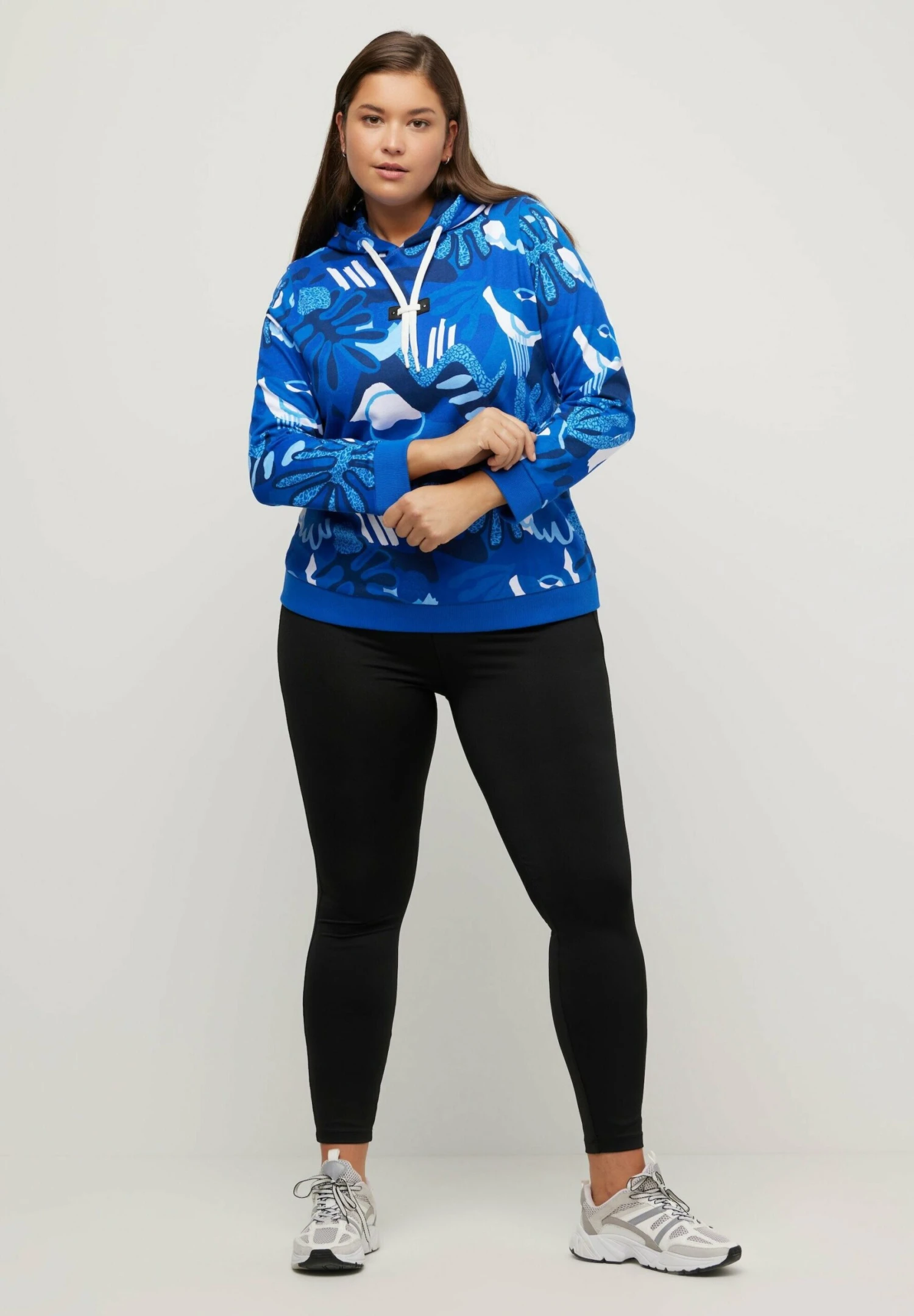 Ulla Popken EXTRAWEICH BEDRUCKT LANGARM - Bluza Z Kapturem - Royalblau 4 Ulla Popken EXTRAWEICH BEDRUCKT LANGARM - Bluza Z Kapturem - Royalblau - obrazek 2