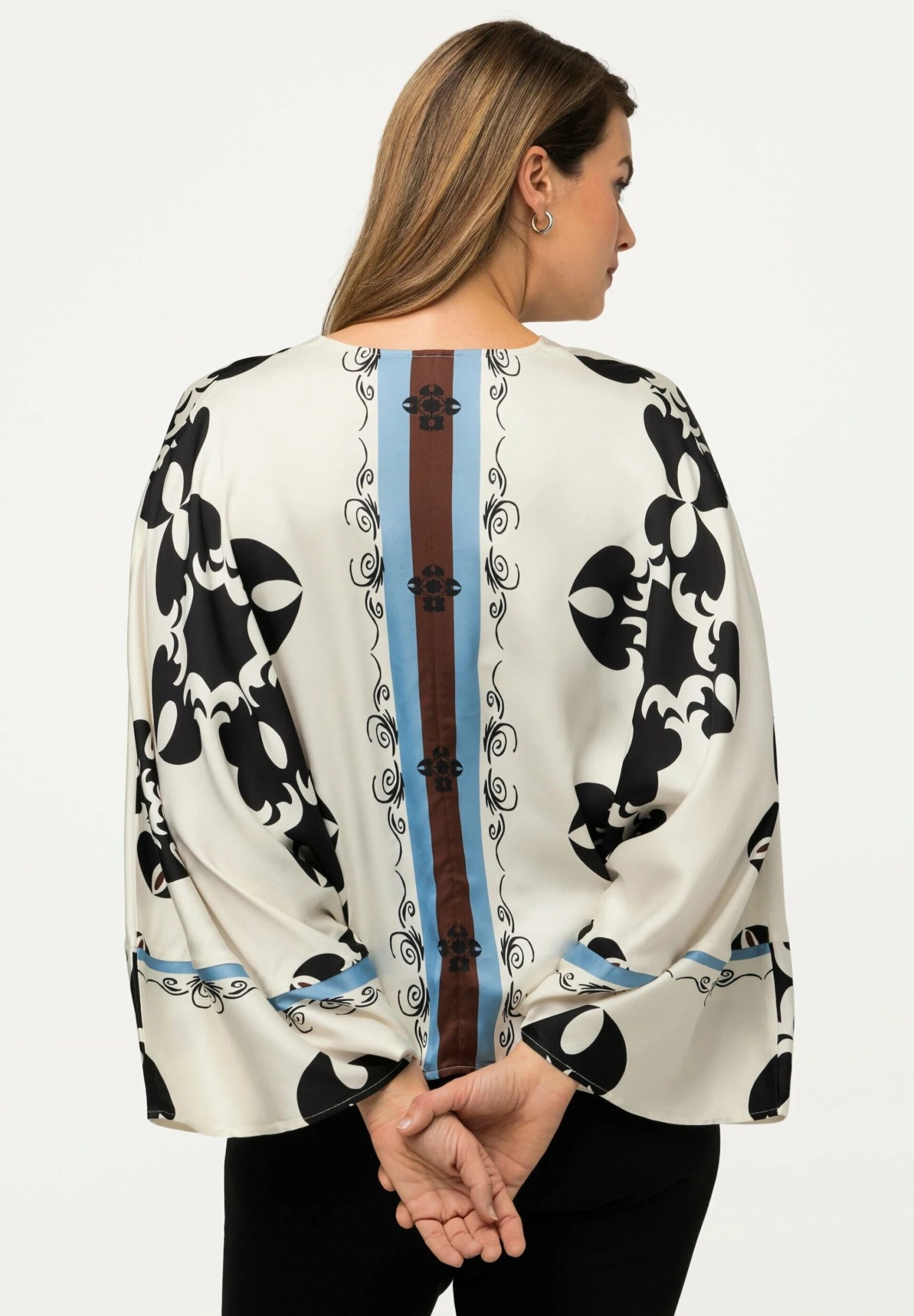 Ulla Popken À COL EN V ET MANCHES 3/4, IMPRIMÉ GRAPHIQUE - Bluzka - Blanc Cassé 4 Ulla Popken À COL EN V ET MANCHES 3/4, IMPRIMÉ GRAPHIQUE - Bluzka - Blanc Cassé - obrazek 2