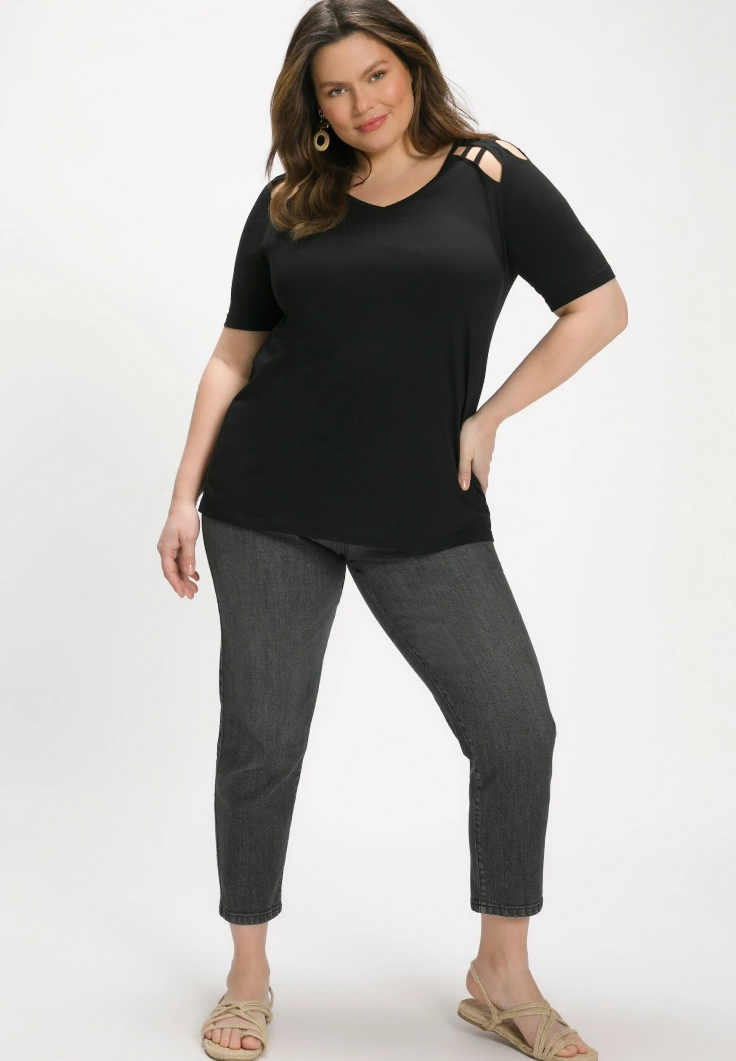 Ulla Popken AUSSCHNITTE A-LINIE V-AUSSCHNITT HALBARM - T-shirt Z Nadrukiem - Schwarz 4 Ulla Popken AUSSCHNITTE A-LINIE V-AUSSCHNITT HALBARM - T-shirt Z Nadrukiem - Schwarz - obrazek 2