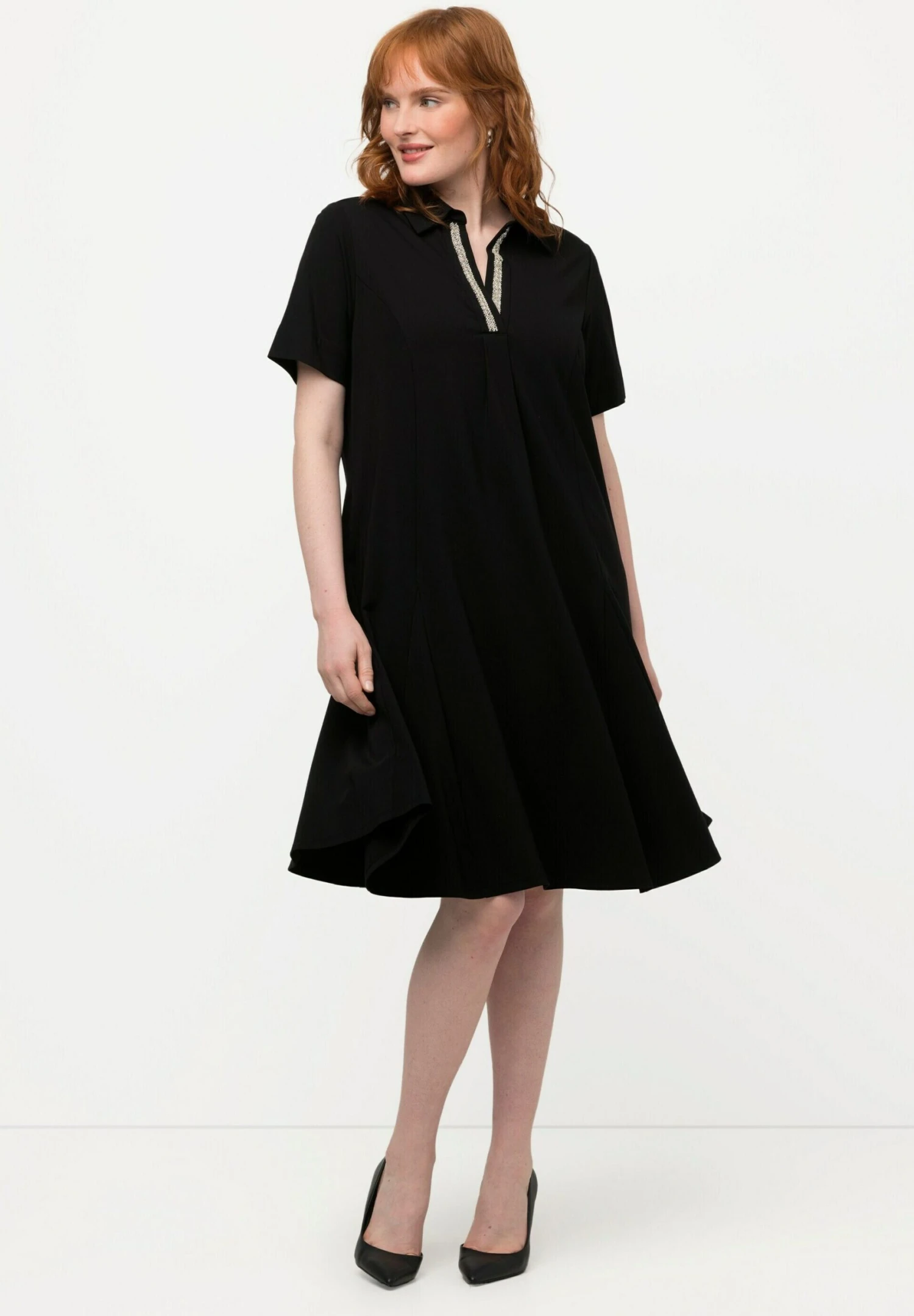 Ulla Popken MIDI À COL CHEMISE ET MANCHES COURTES. POINT DE ROME - Sukienka Z Dżerseju - Noir 4 Ulla Popken MIDI À COL CHEMISE ET MANCHES COURTES. POINT DE ROME - Sukienka Z Dżerseju - Noir - obrazek 2