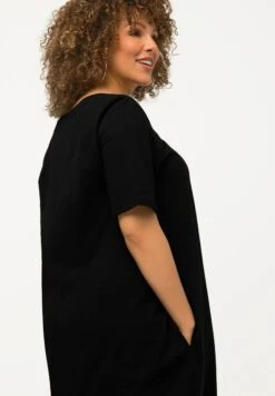 Ulla Popken A-LIJN RONDE HALS KORTE MOUWEN ZAKKEN - Sukienka Z Dżerseju - Zwart -Ulla Popken ad26b286caa74f3c8fcf33e0260687e1