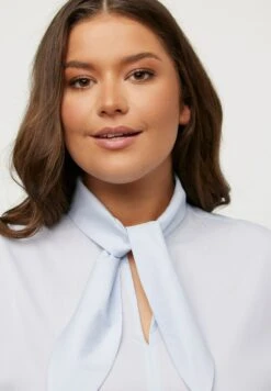 Ulla Popken V-HALS KORTE MOUWEN - Bluzka - Lichtblauw -Ulla Popken b46937a2ed7a4c59b281aae4bccf47e8