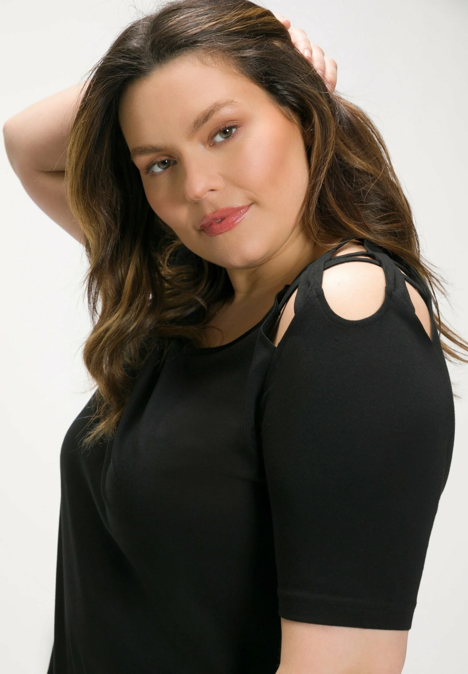 Ulla Popken AUSSCHNITTE A-LINIE V-AUSSCHNITT HALBARM - T-shirt Z Nadrukiem - Schwarz 5 Ulla Popken AUSSCHNITTE A-LINIE V-AUSSCHNITT HALBARM - T-shirt Z Nadrukiem - Schwarz - obrazek 3