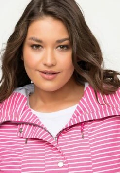 Ulla Popken Kurtka Przeciwdeszczowa - Fuchsia Roze -Ulla Popken cbb72da3d3834f9e96496f7dbe70c901