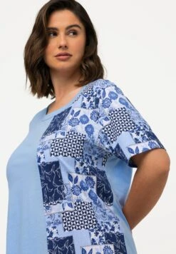 Ulla Popken PATCH PRINT STYLE - Koszula Nocna - Ice Blue -Ulla Popken def241d09b494e73ac9faee1b2398ad9